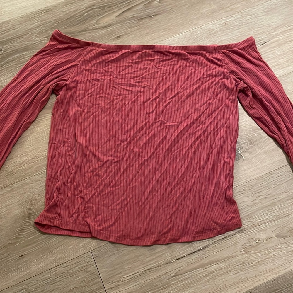 I got this shirt from the mall. It’s a size medium/large the texture is rigged.